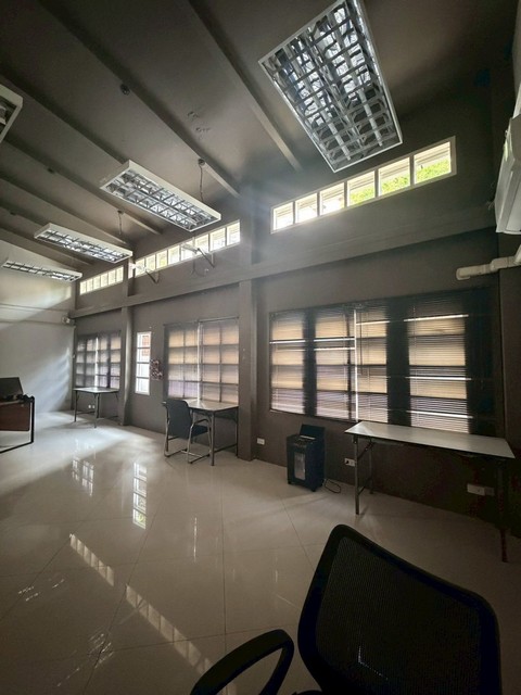 รหัส# T26-474 ให้เช่าบ้านเดี่ยว 2 ชั้น Home office 151 ตร.ว. ย่านลาดพร้าว จตุจักร เดิน 2 นาที ถึง MRT ลาดพร้าว จอดรถในบ้าน 8-10 คัน*** ราคาเช่า 150,000 บาท/เดือน ติดต่อ::  ชยา โทร/ID Line:: 0942823961   Link Line:: https://line.me/ti/p/3xFA1An8Kcรหัส# T26-474 บ้านเดี่ยว 2 ชั้น Home office ย่านลาดพร้าว จตุจักร เดิน 2 นาที ถึง MRT ลาดพร้าว - ขนาด: 151 ตร.ว.- ห้องทำงาน 4-5 ห้อง - 4 ห้องน้ำ - ติดตั้งแอร์เรียบร้อยทั้งหลัง- ที่จอดรถในบ้าน 8-10 คัน- มีบ้านหลังเล็ก สามารถพักอาศ�