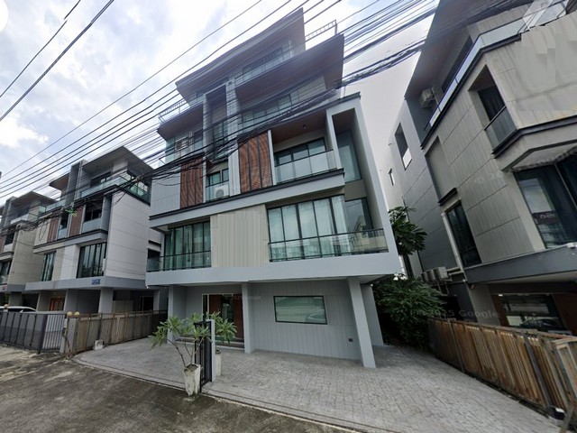 ขายโฮมออฟฟิศ 4.5 ชั้น 940 ตรม. สไตล์ Modern ศรีนครินทร์ 15 ใกล้ทางขึ้นมอเตอร์เวย์ ใกล้ APL และ BTS สถานีหัวหมาก *** ราคาขาย 38.5 ล้านบาท -- ขายพร้อมผู้เช่า 180,000/เดือน ติดต่อ::  ชยา โทร/ID Line:: 0942823961   Link Line:: https://line.me/ti/p/3xFA1An8Kcรหัส# LN045โฮมออฟฟิศ 4.5 ชั้น สไตล์ Modern Contemporary โครงการ The Ace Srinakarin 15  • เนื้อที่ 118 ตารางวา• พื้นที่ใช้สอย 940 ตารางเมตร• 8 ห้องทำงาน• 9 ห้องน้ำ• ชั้น 1-3 เป็นออฟฟิศ• ชั้น 4-5 เป็นที่พัก• 14 ที่จอดรถ• หน้ากว้าง 16 