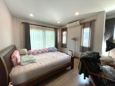 ถูกสุดในโครงการ! บ้านเดี่ยวหลังใหญ่ เซนโทร ศรีนครินทร์-บางนา (Centro Srinakarin-Bangna) 60.1 ตร.ว. ใกล้ MRT ศรีอุดม เพียง 10 นาที.TPI-2988.ที่ตั้ง: ถ.เฉลิมพระเกียรติ ร.9 ซอย 28 ต. หนองบอน อ.ประเวศ จ.กรุงเทพมหานคร.รายละเอียด- ขนาด 60.1 ตร.ว. พื้นที่ใช้สอย 185 ตร.ม.- 4 ห้องนอน 3 ห้องน้ำ 2 ที่จอด- หันหน้าทิศใต้ รับลมดี.ขายเพียง 7,600,000 บาท.สิ่งอำนวยความสะดวก- คลับเฮาส์- สระว่ายน้ำ, ฟิตเนส- สวนหย่อมและพื้นที่สีเขียว- เจ้