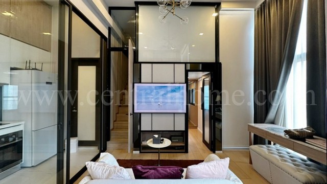 รหัสทรัพย์ : 7215คอนโด ชีวาทัย เรสซิเดนซ์ อโศก Loft Type Built-in&nbsp;ห้องริมที่ตั้ง :&nbsp;ถนนอโศก-ดินแดง แขวงมักกะสัน เขตราชเทวี จังหวัดกรุงเทพมหานคร รหัสไปรษณีย์ 10400รายละเอียดทรัพย์&nbsp;-&nbsp;พัฒนาโดย บริษัท ชีวาทัย จำกัด (มหาชน)- คอนโด High Rise สูง 29 ชั้น ห้องอยู่ที่ชั้น 27 ขนาดห้อง 37.01 ตารางเมตร&nbsp;Duplex เพดานสูง 3.6 เมตร- 1 ห้องนอน, 1 ห้องน้ำ, 1 ห้องนั่งเล่น, 1 ห้องครัว, Walk-in Closet&nbsp;-&nbsp;เครื่องใช้ไฟฟ้า, แอร์ 2 ตัว, 