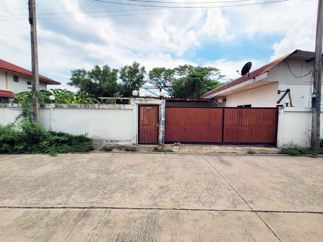  รหัสทรัพย์ (Code ID) :  PTT-26-B13062  ราคา 3,651,000 บาท (ราคาต่อรองได้) ▸ เนื้อที่  162.80 ตารางวา (1 งาน / 62.80 ตร.ว)  พื้นที่ใช้สอย 494.80 ตารางเมตร   ▸ - ห้องนอน - ห้องน้ำ     ▸ 1 ที่จอดรถ   ทาวน์เฮ้าส์หันไปทางทิศ   พิกัดทรัพย์ :  https://maps.app.goo.gl/yfZyyX5kFBRx16E96  สถานที่ใกล้เคียง ▸ใกล้โลตัส นวนคร ▸ใกล้โรงเกลือมาร์เก็ต ▸ใกล้วัดพะยอม ▸ใกล้โรงพยาบาลการุญเวช ปทุมธานี  สอบถามเพิ่มเติม / นัดชม โทร. 097-419-5982(พลอย) โทร. 096-932-4624(ออมสิน) Line : @panaya (�