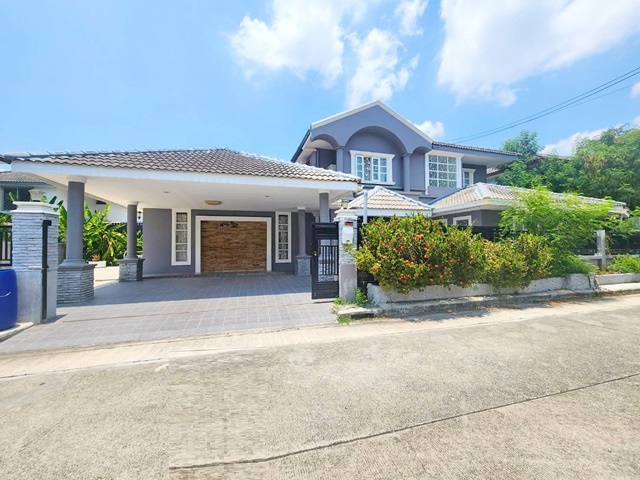 คฤหาสน์ใหญ่มาก ให้เช่า 5นอน เลี้ยงแมวได้ 7-Eleven สุวินทวงศ์40-46 450 ม.  รักสัตว์ หนองจอก  6แอร์ 5น้ำ 100ตรว. 500ตรม. จอดรถ4คัน  โลตัส บิ๊กซี รอยัลปาร์ควิลล์   24,999 B-MVery large mansion for rent 5beds Love Cat 7-Eleven Suwinthawong40-46 450m. Love Pet NongChok Market 1.2km.  6A/C 5baths 100sq.wa. 500sqm. parking for 4cars. Lotus 2.3km BigC 2.5km. Royal Park Ville. 24,999THB.ถนนสุวินทวงศ์40-46 แขวงลำผักชี เขตหนองจอก กรุงเทพมหานครเลียบวารีVDO 1minshttps://youtu.be/MRVOvjE4Mcsขนาด 100 ตารางวา 500 ตารางเมตรLand size 100 sq wa 500 sq mคฤหาสน์ 2 ชั้น ให้เช่า พื้นที่กว้�