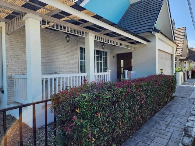 ให้เช่าบ้านเดี่ยวในโครงการ The Clifford Chiang Mai (เดอะ คลิฟฟอร์ด เชียงใหม่)ทำเลดี ตำบลเหมืองแก้ว อำเภอแม่ริม จังหวัดเชียงใหม่บ้านแบบ BEVERLY แปลง 27 พร้อมเฟอร์นิเจอร์ พร้อมเข้าอยู่รายละเอียดบ้านพื้นที่ใช้สอยประมาณ 139 ตร.ม.3 ห้องนอน 3 ห้องน้ำ1 ห้องครัวที่จอดรถ 2 คันเฟอร์นิเจอร์พร้อมอยู่เครื่องปรับอากาศ Mitsubishi 4 เครื่องเครื่องทำน้ำร้อน 2 เครื่องไม่อนุญาตให้เลี้ยงสัตว์ค่าเช่า22,000 บา�