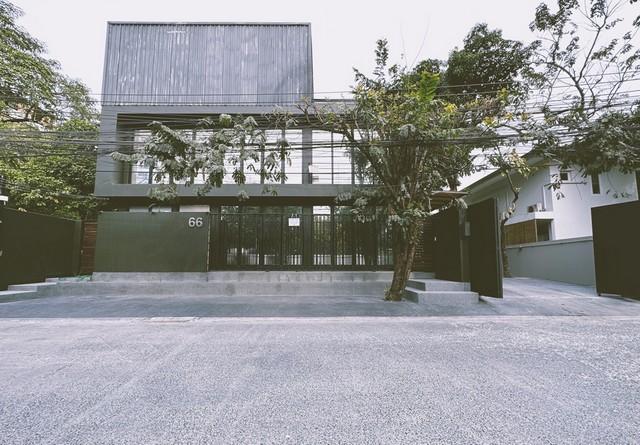 ให้เช่าอาคารสำนักงาน 2 หลังในพื้นที่เดียวกัน ถนนรัชดาภิเษก 32 ตรงข้ามศาลอาญา ใกล้ MRT ลาดพร้าว ( รีโนเวทใหม่ )ราคาเช่า 350,000 บาท / เดือน ( สัญญาขั้นต่ำ 3 ปี ประกัน 3 เดือน ล่วงหน้า 1 เดือน ) ( ไม่มีค่าส่วนกลาง )ที่ตั้ง ถนนรัชดาภิเษก ซอยรัชดาภิเษก 32 แขวงจันทรเกษม เขตจตุจักร กรุงเทพมหานคร 10900ติดต่อ : คุณภัสพงณ์ 0634098164Line : deedee23https://www.facebook.com/profile.php?id=61581484955548เนื้อที่ 231 ตารางวา พื้นที่ใช้สอยกว่า 1,200 ต�