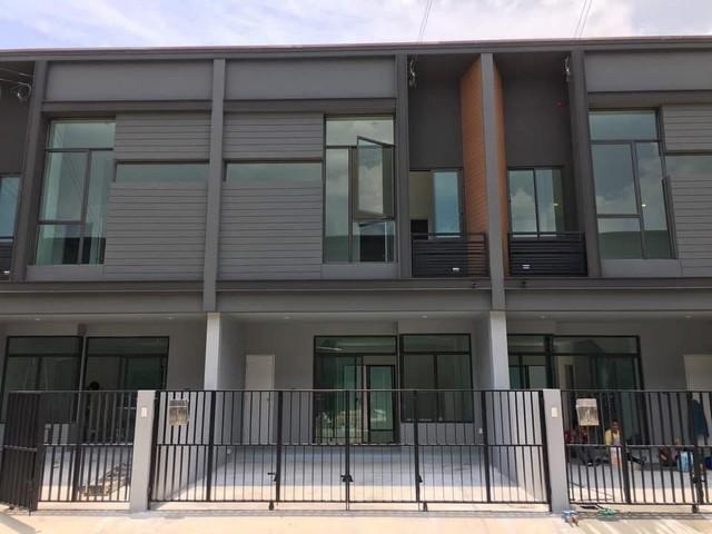 ให้เช่าทาวน์เฮ้าส์ 2 ชั้น โครงการ เวิร์ฟ พระราม 9 กรุุงเทพกรีฑา ( Verve Rama 9 Krungthep Kreetha )ราคาเช่า 28,000 บาท / เดือน ( ประกัน 2 เดือน ล่วงหน้า 1 เดือน )ที่ตั้ง แขวงทับช้าง เขตสะพานสูง กรุงเทพมหานคร 10250ติดต่อ : คุณภัสพงณ์ 0634098164Line : deedee23https://www.facebook.com/profile.php?id=61581484955548เนื้อที่ 18 ตารางวา พื้นที่ใช้สอย 117 ตารางเมตร หน้ากว้าง 5.7 เมตร จำนวน 2 ชั้น 2 ห้องนอน 2 ห้องน้ำ จอดรถ 2 คันเฟอร์นิเจอร์ + เครื่องใช้ไฟฟ้า- ครัว- แอร์