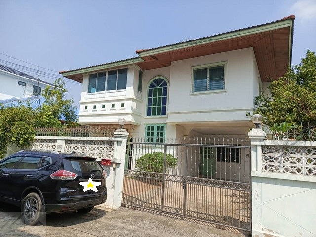 ให้เช่าบ้านเดี่ยว 2 ชั้นหลังใหญ่ 79 ตร.วา หลังมุม 4 ห้องนอน ลาดพร้าววังหิน 24 เฟอร์พร้อมอยู่*** ราคาเช่า 38,000 บาท/เดือนติดต่อ:: ชยา โทร/ID Line:: 0942823961   Link Line:: https://line.me/ti/p/3xFA1An8Kcรหัส# T26-488บ้านเดี่ยว 2 ชั้น หลังมุม เข้าออกได้ 2 ทางฝั่งโชคชัย 4  -ลาดพร้าววังหิน 24 - เนื้อที่ใหญ่ 79 ตร.วา - บ้านพื้นที่ใช้สอยเยอะ น่าอยู่ ร่มรื่น มีบริเวณรอบบ้าน  - 4 ห้องนอน + 1 ห้องใต้หลังคา- 2 ห้องน้ำ - ครัวใน+ครัวนอก / ห้องเก็บ�