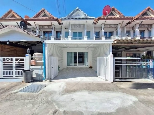 BS1037 ขายทาวน์เฮ้าส์ 2 ชั้น หมู่บ้านสิรินดา พัทยา ถนนสุขุมวิท ใกล้ตลาดน้ำ 4 ภาค บ้านสวย พร้อมเฟอร์ ราคาดีติดต่อ Agent คุณบัว (Bua)Tel: 093-646-4597 LINE ID: Bua093ราคาขาย 2,090,000 บาทขายทาวน์เฮ้าส์ 2 ชั้น หมู่บ้านสิรินดา ทำเลดี ถนนสุขุมวิท เมืองพัทยา ใกล้ตลาดน้ำ 4 ภาค เดินทางสะดวก เหมาะสำหรับอยู่อาศัยหรือปล่อยเช่า บ้านตกแต่งครบ พร้อมเข้าอยู่ทำเล: หมู่บ้านสิรินดา ซอย 2 ถนนสุขุมวิท เมืองพัทยา อำเภ