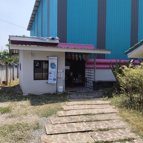 โกดังให้เช่าพื้นที่ 450 ตร.ม. พร้อมออฟฟิศ เส้น118 เชียงใหม่-เชียงราย อ.ดอยสะเก็ด จ.เชียงใหม่รหัส TTR 2832- สภาพดีมาก พร้อมใช้งาน ไม่ต้องปรับปรุง ไม่ต้องลงทุนเพิ่ม-  จากทางหลวง 118 เข้าซอยมานิดเดียว เดินทางสะดวก ที่จอดรถเพียบ-  โกดังขนาด 420 ตร.ม.-  ออฟฟิศและชานด้านหน้าขนาด 30 ตร.ม.-  2 ห้องน้ำ และ 2 ห้องอาบน้ำ (รวม 4 ห้อง)-  แท็งค์สำรองน้ำ / ปั๊มน้ำ-  มีระบบโซลาร์เซลล์ ช่วยประหยัดไฟ-  โครง�