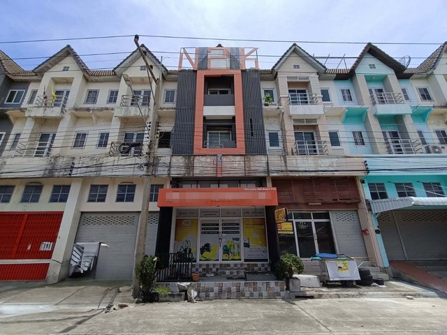  รหัสทรัพย์ (Code ID) :  PTT-26-B13318  ราคา  2,900,000 บาท (ราคาต่อรองได้) ▸ เนื้อที่   17.60 ตารางวา  พื้นที่ใช้สอย 204 ตารางเมตร   ▸ - ห้องนอน - ห้องน้ำ     ▸ 1 ที่จอดรถ   อาคารพาณิชย์หันไปทางทิศ   พิกัดทรัพย์ :  https://maps.app.goo.gl/YNVtxhLkvsrw7Qsz5  สถานที่ใกล้เคียง ▸ใกล้ตลาด ดีดี มาร์เช่ ▸ใกล้มาร์เก็ตวิลเลจ รังสิต ▸ใกล้เมเจอร์ ซีนีเพล็กซ์ รังสิต ▸ใกล้โลตัส รังสิต-นครนายก คลอง 4  สอบถามเพิ่มเติม / นัดชม โทร. 097-419-5982(พลอย) โทร. 096-932-4