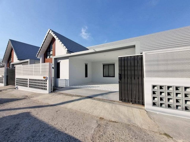 AOM 2709บ้านเดี่ยวสร้างใหม่ ยังไม่มีใครเข้าอยู่ 3 นอน 3 น้ำ อยู่ใกล้ตลาดไร่วนาสินซอยสยาม ขับรถเข้าเมือง 10 นาที สะดวกสบาย ราคา 58,000 บาท สัญญารายปีมัดจำ 2 เดือน ล่วงหน้า 1 เดือน(รวมค่าทำความสะอาดสระ สวน)มีประตูอัตโนมัติ เครื่องซักผ้าติดต่อขอรูปและรายละเอียดเพิ่มเติม  สนใจนัดชมสถานที่จริงContact  TEL/LINE คุณต๋อม 081-925-2443          TEL/LINE คุณต๋อย 086-542-7078อสังหาริมทรัพย์ ยินดีรับฝากขาย-เช่า อสังห�