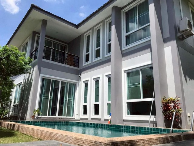 ให้เช่า 38,000 บาท/เดือน ขาย 8 ล้าน #โซนป่าแดด #อ.เมือง บ้านเดี่ยวหลังใหญ่ 2 ชั้น พร้อมสระว่ายน้ำส่วนตัว บ้านสวย พร้อมอยู่ บรรยากาศส่วนตัว เหมาะทั้งอยู่อาศัย และลงทุนปล่อยเช่า #ใกล้สนามบิน เข้าเมืองง่ายรายละเอียดบ้าน• 4 ห้องนอน• 4 ห้องน้ำ (ห้องน้ำในตัวทุกห้อง)• ครัวยุโรป• สระว่ายน้ำส่วนตัวทำเล: บ้านร้องเรือคำ ต.ป่าแดด อ.เมือง เชียงใหม่จุดเด่นทำเล• เพียง 10 นาที ถึงแยก