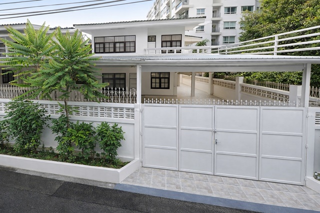 จอดรถในบ้าน 4-6 คัน ประชาราษฎร์บำเพ็ญ 20-28 ใกล้ MRT ห้วยขวาง 1กม. บ้านเดี่ยว 2 ชั้น 3-4นอน 3 น้ำ สนง.เขตห้วยขวาง 80ตร.ว. 270ตร.ม. 49,898B-M.ทำเลเงียบสงบ เข้า-ออกสะดวก ใกล้ตลาดห้วยขวาง 300 ม.สถานศึกษา และสิ่งอำนวยความสะดวกครบครัน  เหมาะอยู่อาศัยครอบครัวใหญ่ บรรยากาศโปร่งสบายparking for 4-6cars PrachaRatBamphen20-28 Two story detached house 3-4bed MRT HuaiKhwang 1km. 3bath HuaiKhwang District Office 80sq.wa. 270sq.m. 49,898THB  inside quiet location easy access close to Huai Khwang market 300m. and schools complete amenities suitable for large families spacious comfortable living at