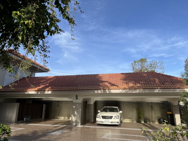 บ้านเดี่ยวขนาดใหญ่ หมู่บ้านเมืองเอก ทำเลศักยภาพ ติดน้ำ 2 ด้าน บรรยากาศร่มรื่นเป็นส่วนตัวสูงบ้านหลังนี้โดดเด่นด้วยทำเลหัวมุม ใกล้วงเวียนในโครงการ เข้า-ออกสะดวก และยังติดคลองทั้งด้านข้างและด้านหลัง ให้ความรู้สึกโปร่ง โล่ง เย็นสบายตลอดทั้งวันรายละเอียดบ้าน&nbsp;&nbsp;&nbsp;•&nbsp;&nbsp;&nbsp;เนื้อที่ 200 ตารางวา&nbsp;&nbsp;&nbsp;•&nbsp;&nbsp;&nbsp;พื้นที่ใช้สอยประมาณ 600 ตารางเมตร&nbsp;&nbsp;&nbsp;•&nbsp;&nbsp;&nbsp;บ้าน 