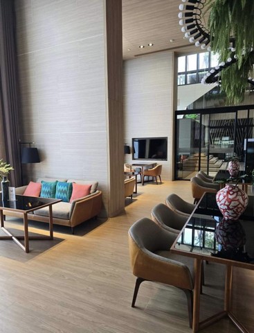 คอนโดหรู OKA HAUS Sukhumvit 36 ทำเลศักยภาพ ใจกลางสุขุมวิทคอนโดดีไซน์ทันสมัย ห้องมุม ชั้นสูง วิวแม่น้ำเจ้าพระยา บรรยากาศโปร่ง โล่ง น่าอยู่ เหมาะทั้งอยู่อาศัยและลงทุนปล่อยเช่ารายละเอียดห้อง&nbsp;&nbsp;&nbsp;•&nbsp;&nbsp;&nbsp;ขนาด 50 ตร.ม.&nbsp;&nbsp;&nbsp;•&nbsp;&nbsp;&nbsp;2 ห้องนอน 2 ห้องน้ำ&nbsp;&nbsp;&nbsp;•&nbsp;&nbsp;&nbsp;ห้องมุม ชั้นสูง วิวสวย&nbsp;&nbsp;&nbsp;•&nbsp;&nbsp;&nbsp;มีอ่างอาบน้ำ&nbsp;&nbsp;&nbsp;•&nbsp;&nbsp;&nbsp;ตกแต่งครบ พร้อมเครื่องใช้ไฟฟ้าตามรูปจุดเด่น&nbsp;&