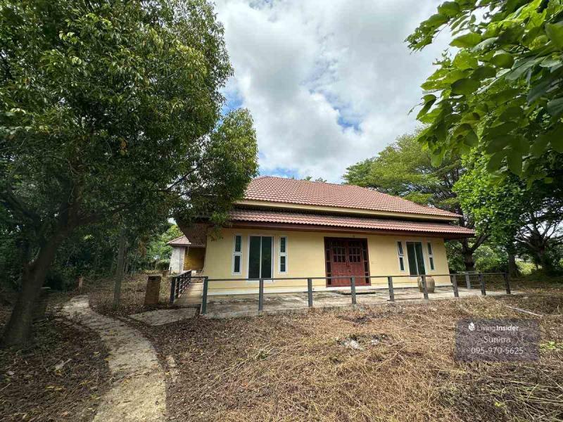 ขายบ้านพร้อมที่ดิน ทำเลดี ล้อมน้ำ 3 ด้าน  ดอนมะนาว สุพรรณบุรีที่ตั้ง :  ดอนมะนาว อำเภอสองพี่น้อง สุพรรณบุรี 72110 (ห่างถนนมาลัยแมนเพียง 350 เมตร)ขนาดเนื้อที่ : 16-0-69.9 ไร่รายละเอียดที่ดิน-หน้ากว้างติดถนน ~189 เมตร-หน้ากว้างรวมเกือบ 200 เมตร-ถนนภายในกว้าง 8 เมตร-ล้อมน้ำธรรมชาติ 3 ด้าน (หายากมาก)-เข้า-ออกสะดวก ใกล้ถนนหลักสิ่งปลูกสร้างภายใน-บ้านชั้นเดียว 3 หลัง -โรงจอดรถในร่ม 2 คัน-พ�