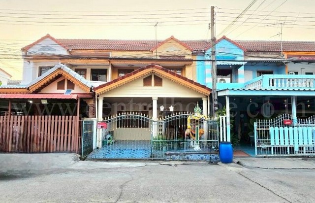 รหัสทรัพย์ :&nbsp;N0886ทาวน์โฮม หมู่บ้าน คัทลียาวิลล์ ลำลูกกาคลอง 4 (ซอยลำลูกกา 49) ราคาถูกที่ตั้ง : ซอยลำลูกกา 49 ตำบลลาดสวาย อำเภอลำลูกกา จังหวัดปทุมธานี 12150รายละเอียดทรัพย์- ทาวน์โฮม 2 ชั้น เนื้อที่&nbsp;21 ตารางวา พื้นที่ใช้สอย 160 ตารางเมตร- 3 ห้องนอน,&nbsp;2 ห้องน้ำ,&nbsp;1 ห้องรับแขก,&nbsp;1 ห้องครัว, 2 ที่จอดรถ- หน้าบ้านหันทางทิศตะวันออกสถานที่ใกล้เคียง- รถไฟฟ้าสายสีเขียว&nbsp;สถานีคูคต- ฟิวเ�