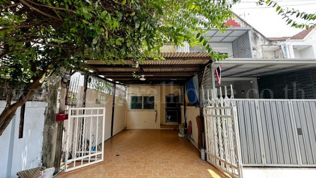 รหัสทรัพย์ : N1130ทาวน์เฮ้าส์ 2 ชั้น หมู่บ้าน รัตนาวดี หลังริม พร้อมอยู่ ราคาถูก ใกล้ BTS สถานีคลองบางไผ่ที่ตั้ง : ถนนจันทร์ทองเอี่ยม ตำบลบางรักพัฒนา อำเภอบางบัวทอง จังหวัดนนทบุรี 11110รายละเอียดทรัพย์ - พัฒนาโดย บริษัท แกรนด์วิว พร็อพเพอตี้ จำกัด- ทาวน์เฮ้าส์ 2 ชั้น เนื้อที่ 20.8 ตารางวา พื้นที่ใช้สอย 100 ตารางเมตร- 2 ห้องนอน, 2 ห้องน้ำ, 1 ห้องนั่งเล่น, 1 ห้องครัว, 2 ที่จอดรถ- เค�