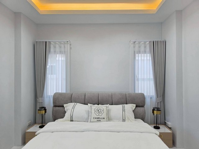 บ้านเดี่ยวสร้างใหม่ พร้อมสระว่ายน้ำส่วนตัวห้วยใหญ่  อำเภอ บางละมุง  จังหวัดชลบุรีรหัส TTR 2839-  พื้นที่ดิน 58.7 ตร.วา  3 ห้องนอน  2 ห้องน้ำ บ้านเลขที่ 81/33-  ห้องโถงขนาดใหญ่ โปร่ง โล่ง อยู่สบาย-  ห้องครัวแยกเป็นสัดส่วน-  สระว่ายน้ำส่วนตัว (ระบบคลอรีน) ขนาด 3×3 เมตร-  ที่จอดรถในบ้าน 1–2 คัน-  ประตูรั้วรีโมทอัตโนมัติ -  พร้อมเข้าอยู่ได้ทันที- เฟอร์นิเจอร์และเครื่องใช้ไฟฟ้าครบ:-  เครื่