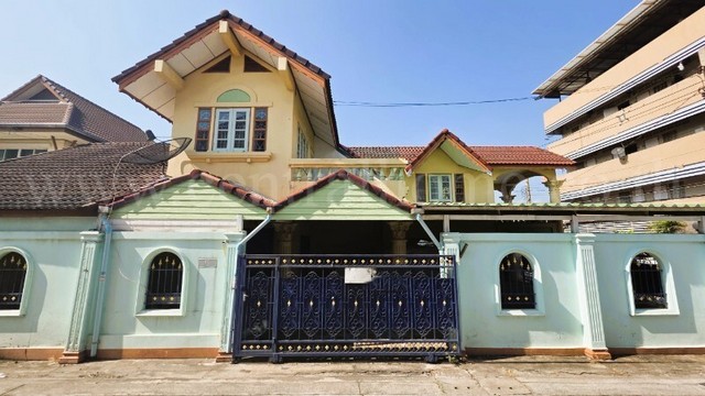 รหัสทรัพย์ : 7103บ้านเดี่ยว หมู่บ้านสายันต์ 2 สามัคคี 49 หลังมุม ราคาถูกมากที่ตั้ง : ถนนสามัคคี ตำบลท่าทราย อำเภอเมืองนนทบุรี จังหวัดนนทบุรี 11000รายละเอียดทรัพย์- บ้านเดี่ยว 2 ชั้น ขนาดเนื้อที่ 49 ตารางวา พื้นที่ใช้สอย 196 ตารางเมตร- 2 ห้องนอน, 2 ห้องน้ำ, 1 ห้องรับแขก, 1 ห้องนั่งเล่น, 2 ที่จอดรถ- ต่อเติมหลังคาโรงจอดรถ ห้องครัว และรอบบ้านเต็มพื้นที่-&nbsp;ลงเสาเข็มทุกจุด โครงสร้างแ