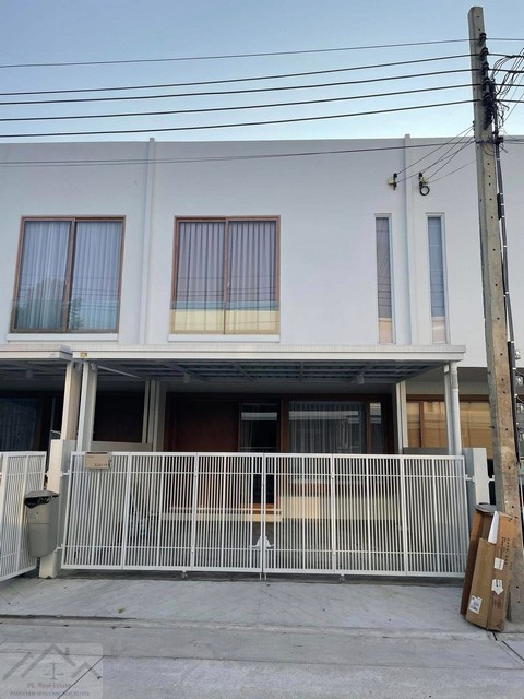 ให้เช่าทาวน์โฮม 2 ชั้น สไตล์มินิมอล 3 ห้องนอน โครงการโนระ บางนา-ตราด กม.10 ใกล้ เมกะบางนา *** ราคาเช่า 37,000 บาท/เดือน (ต่อรองได้)  ติดต่อ::  ชยา โทร/ID Line:: 0942823961   Link Line:: https://line.me/ti/p/3xFA1An8Kcรหัส # T26-502ทาวน์โฮม 2 ชั้น สไตล์มินิมอล โครงการโนระ บางนา ใกล้ เมกะบางนา • พื้นที่ใช้สอย 120 ตร.ม.  • 3 ห้องนอน  2 ห้องน้ำ    • 2 ที่จอดรถ  • บ้านสวยพร้อมเข้าอยู่ เฟอร์นิเจอร์และเครื่องใช้ไฟฟ้าครบ • ห้องนอนใหญ่ พร้อมเต