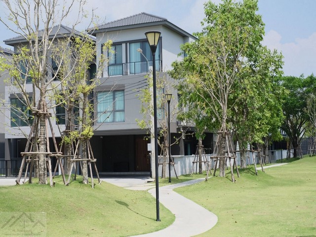 ขายบ้านแฝด 3 ชั้น 4 ห้องนอน บ้านกลางเมือง The Edition บางนา ตกแต่งเหมือนบ้านตัวอย่าง พร้อมเข้าอยู่ ใกล้ Mega บางนา และทางด่วนเพียง 5 นาที*** ราคาขาย 13.9 ล้านบาท   ติดต่อ::  ชยา โทร/ID Line:: 0942823961   Link Line:: https://line.me/ti/p/3xFA1An8Kcรหัส # T26-501บ้านแฝด 3 ชั้น บ้านกลางเมือง The Edition บางนา พร้อมเข้าอยู่ ใกล้ Mega บางนา และทางด่วน• ทำเลดีที่สุดในโครงการ ติดสวนใหญ่หน้าบ้านไม่ชนใคร• พื้นที่ใช้สอย : 241 ตร.ม.• 4 ห้องนอน • 4 ห้องน้�