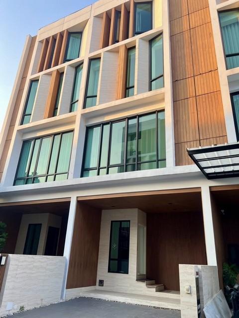 ให้เช่าโฮมออฟฟิศ 3.5 ชั้น โครงการ ดิ ออเธอร์ รัชดา 32 ตกแต่งสวยหรู เข้าออกได้หลายเส้นทาง * ไม่รับสัตว์เลี้ยง *ราคาขาย 11,000,000 บาทราคาเช่า 60,000 บาท / เดือน ( สัญญาขั้นต่ำ 1 ปี ประกัน 2 เดือน ล่วงหน้า 1 เดือน )ที่ตั้ง ถนนรัชดา ซอยรัชดา 32 แขวงจันทรเกษม เขตจตุจักร กรุงเทพติดต่อ : คุณภัสพงณ์ 0634098164Line : deedee23https://www.facebook.com/profile.php?id=61581484955548พื้นที่ใช้สอย 227 ตารางเมตร หน้ากว้าง 5.2 เมตร จำนวน 3.5 ชั้น 3 ห้องนอน 4 ห