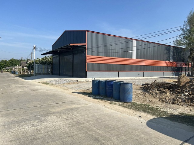 RK0921 ให้เช่าโกดังสร้างใหม่ 400 ตารางเมตร ทำเลดีรถใหญ่เข้าได้ ใกล้แมคโคร นครปฐมโกดัง นครปฐมที่อยู่: 86 ตำบล โพรงมะเดื่อ อำเภอเมืองนครปฐม นครปฐม 73000ขนาด 400 ตารางเมตร 1ออฟฟิศ 2 ห้องน้ำ  ที่ถมสูงน้ำไม่ท่วมรถใหญ่เข้าได้Warehouse in Nakhon PathomAddress: 86 Tambon Phrong Maduea, Amphoe Mueang Nakhon Pathom, Nakhon Pathom 73000Size: 400 square meters, 1 office, 2 bathrooms. Elevated land, no flooding.Large vehicles can access.ติดต่อAgent  : คุณเด่นชัย                  : 09-8481-8989                  :06-2839-4747 ID Line        :0984818989                   :https://line.me/ti/p/LRgsghypggWhatsApp   :+6698481