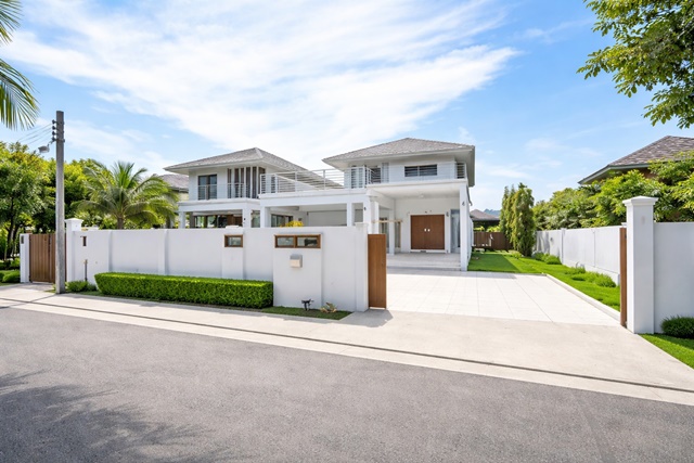 ถนนเทียนทะเล24-30 ใกล้รร.ทวีธาภิเศก 2 2.2 กม. ถนนเทียนทะเล 103 ตร.ว. ขนส่งพื้นที่1 2.37กม คฤหาสน์ บ้านเดี่ยว 2 ชั้น 4 นอน 3 น้ำ ใกล้ตลาดบางขุนเทียน 3 กม.309 ตร.ม. บ้านเดี่ยวหลังใหญ่ ฟังก์ชันครบ พื้นที่ใช้สอยกว้าง 42,998 B-M. ขาย 7.349 ลบ.ทำเลบางขุนเทียน บรรยากาศเงียบสงบ  เหมาะสำหรับอยู่อาศัย  และทางด่วนเฉลิมมหานคร  แยกสะแกงาม  ThianThale Rd.24-30 close to Taweethapisek 2 School 2.2 km.4bed Two-story Mansion Transportation area1 2.37km  detached house  3 bath near Bang Khun Thian Market 3 km. Thian Thale Roa