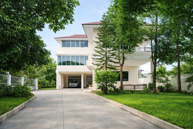 บ้าน 7นอน 9น้ำ อาคารสำนักงาน 3 ชั้น รามอินทรา35-41 MRTรามอินทรากม.4 600ม.  ตลาดรามอินทรา 800 ม.  95ตร.ว. 540ตร.ม. 69,998 B-M.ขาย 14.49 ลบ.ทำเลรามอินทรา เดินทางสะดวก เหมาะสำหรับอยู่อาศัย หรือทำธุรกิจ ใกล้แหล่งชุมชน วัชรพล 2 กม. และสิ่งอำนวยความสะดวก เชื่อมต่อถนนสายหลัก  โครงสร้างแข็งแรงHouse 3-story 7bed 9bath office building Ramintra35-41 MRT Ramintra Km.4 600m. near Ramintra Market 800m. 95sq.wa. 540sq.m.  fully functional 69,998B-M selling price 14.49 million for residential or business use close to MRT Wacharaphon 2 km. and amenities connected to main roads structure พื�