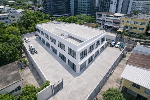 จอดรถ8คัน 119,998B-M เดอะ แบงค็อก สาทร เกือบครึ่งไร่ 160ตร.วา  BTSสุรศักดิ์ 199ม. โรงเรียนกรุงเทพคริสเตียน  Showrooms 6คูหา 4นอน  4น้ำ 8parking 119,998THB-month. The Bangkok Sathorn. Almost half a rai (160sq.wa) plot of land Bangkok Christian School. 199 meters from BTS Surasak, this showroom features 6units 4beds 4baths สาทร ถนนเจริญราษฎร์บางรัก แขวงยานนาวา เขตสาทร กรุงเทพมหานครVDO1minshttps://youtube.com/shorts/epil0XqXNtk160 ตร.วา 822 ตร.ม.160 sq.wa 822 sq.mโกดังให้เช่า 2 ชั้น จำนวน 6 คูหา รีโนเวทใหม่ สภาพอาคารแข็งแรง โครงสร้างดีภายในอาคารมีห้�