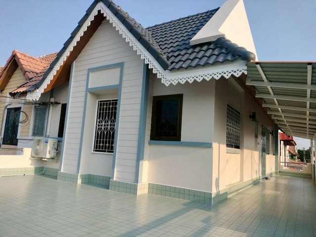 #ขายบ้านนาป่าชลบุรี#ขายทาวน์เฮ้าส์ 2 ชั้นหลังริม ม.แฟมิลี่แลนด์????????ทาวน์เฮ้าส์ 2 ชั้นหลังริม มีเทอเรสอยู่ถนนเส้นเมนหลัก หน้าบ้านติดสวน➡️เหมาะสำหรับ ค้าขาย หรือเปิดออฟฟิต➡️ขนาดพื้นที่ 28 ตารางวา➡️ขนาด 4 ห้องนอน 2 ห้องน้ำ➡️1ห้องครัง1ออฟฟิตหรือจะเปิดเป็นร้าน????ราคา 2.xx ล้านบาท????แถมฟรี เหล็กดัด มุ้งลวด ผ้าม่าน แอร์1ตัว ปั้มน้ำ ถังสำรองน้ำ????ฟรีค่าโอน ประเมิน จำนอง????ย�