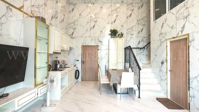 รหัสทรัพย์&nbsp;6892คอนโด เบลล่า คอสต้า หัวหิน 2 ห้องนอน ติดชายหาดส่วนตัว ตกแต่งพร้อมเข้าอยู่ ราคาถูกที่สุดในโครงการที่ตั้ง :&nbsp;ตำบลปากน้ำปราณ อำเภอปราณบุรี จังหวัดประจวบคีรีขันธ์ 77220รายละเอียดทรัพย์&nbsp;- พัฒนาโดย Property Perfect&nbsp; พร็อพเพอร์ตี้ เพอร์เฟค จำกัด (มหาชน)- คอนโด&nbsp;Low Rise 7 ชั้น ห้องอยู่ชั้นที่ 7 อาคาร 1-&nbsp;พื้นที่ใช้สอย 71.35&nbsp;ตารางเมตร&nbsp;มีชั้นลอย แบบ&nbsp;MOFF design- 2 ห้องนอน, 1 ห้องน้