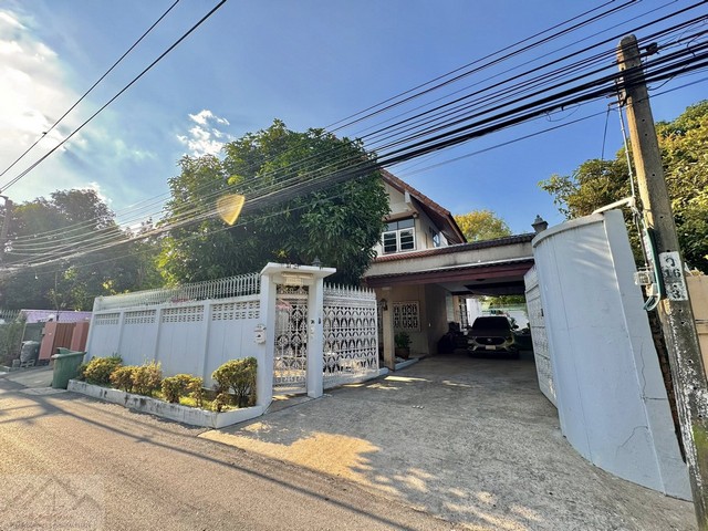 ขายบ้านเดี่ยว 3 ชั้น 96 ตรว. ย่านสาทร-นราธิวาส ใจกลางเมือง ซอยส่วนตัว สังคมดี รถวิ่งน้อย ไม่วุ่นวาย ใกล้เซนทรัล พระราม 3*** ราคาขาย 82 ล้านบาท ค่าโอนคนละครึ่ง ติดต่อ:: ชยา โทร/ID Line:: 0942823961Link Line:: https://line.me/ti/p/3xFA1An8Kcรหัส# T26-552 บ้านเดี่ยว 3 ชั้น ย่านสาทร-นราธิวาส ใจกลางเมือง ซอยส่วนตัว สังคมดี รถวิ่งน้อย ไม่วุ่นวาย• เนื้อที่ 96 ตรว. • พื้นที่ใช้สอย 400 + ตรม. • 4 ห้องนอน• 3 ห้องน้ำ• 1 ห้องอเนกประสงค์�