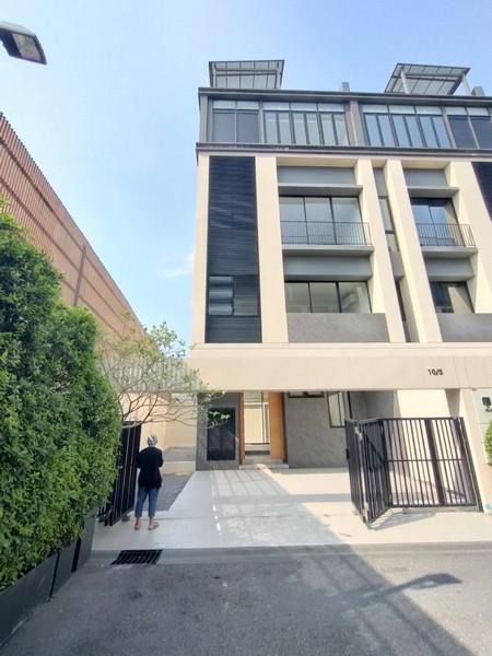 ด่วนหลุดจอง ให้เช่าทาวน์โฮม 3.5 ชั้น โครงการไอเรส พระราม 9 ย่าน The Nine พระราม 9 หัวหมาก รามคำแหง ใกล้ทางพิเศษศรีรัช , ARL หัวหมาก เหมาะทำ Office หรือ อยู่อาศัยราคาขาย 19,990,000 บาท ( โอนคนละครี่ง )ราคาเช่า 53,000 บาท / เดือน ( สัญญาขั้นต่ำ 1 ปี ล่วงหน้า 1 เดือน ประกัน 2 เดือน )ที่ตั้ง ถนนพระราม 9 ซอยพระราม 9 แยก 49 แขวงสวนหลวง เขตสวนหลวง กรุงเทพติดต่อ : คุณภัสพงณ์ 0634098164Line : binkem22https://www.facebook.com/profile.php?id=61581484955548เนื้อท�