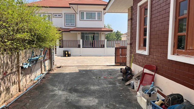 AOM 2720บ้านเดี่ยวหมู่บ้านศุขเจริญ แกรนด์ คาแนล หลังBig-c   ตำบลทุ่งกง กาญจนดิษฐ์,สุราษฎร์ธานี   บ้านเดี่ยว   3  ห้องนอน   3   ห้องน้ำ   1  ห้องรับแขก   1  ห้องครัว   ที่ดิน   76.50 ตร.ว.   ใช้สอย   306.00 ตร.ม.ราคา 3,990,000โครงการล้อมรอบด้วยแหล่งอำนวยความสะดวก อาทิ ห้างสรรพสินค้าการเดินทางสะดวก ใกล้ถนนสายหลัก อาทิ ถนนสุราษฎร์ธานี - นครศรีธรรมราช ถนนทางหลวงแผ่นดินหมายเลข 420 และถนนกาญจนวิถีชั้นที่1