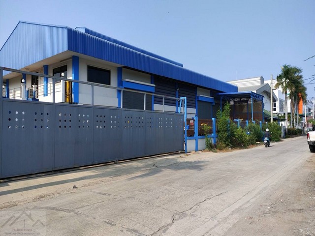 ขายโรงงานพร้อมสำนักงาน 2 ชั้น เนื้อที่ 1 ไร่กว่า ถนนบางพลี - ตำหรุ แพรกษา ใกล้นิคมบางปู*** ราคาขาย 28 ล้านบาท ติดต่อ::  ชยา โทร/ID Line:: 0942823961   Link Line:: https://line.me/ti/p/3xFA1An8Kcรหัส # T26-516โกดัง/โรงงานโรงงานพร้อมสำนักงาน ถนนบางพลี - ตำหรุ ปู แพรกษา ใกล้นิคมบางปู• โรงงานดี่ยว ตั้งบนที่ดิน 1 ไร่ 12 ตร.ว. • (สำนักงาน 2 ชั้น )• อาคารโรงงาน กว้าง 15.0 x ยาว 31.0 × สูง 6.0 เมตร• อาคารโรงอาหาร/ห้องน้ำ กว้าง 4.0 × ยาว 17.0 × สูง 3.0 เม�