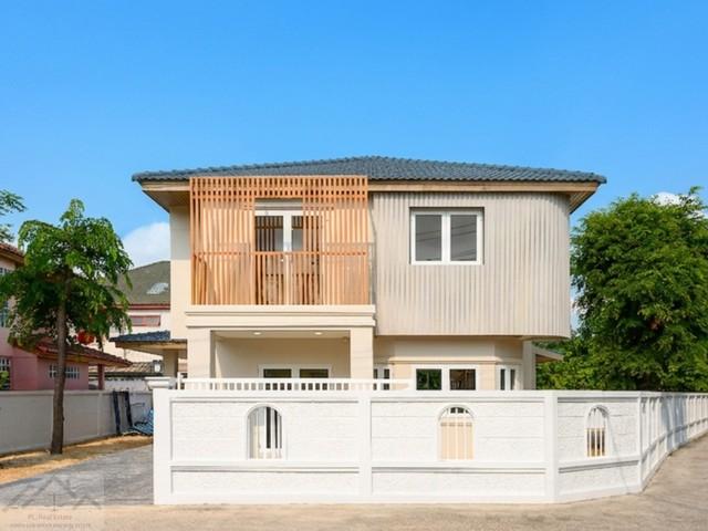 ขายบ้านเดี่ยว 2 ชั้น 78 ตรว. ทองสถิตย์วิลล่า รามอินทรา 34 รีโนเวทใหม่ทั้งหลัง สไตล์ Modern Tropical-Industrial ใกล้รถไฟฟ้า ใกล้ทางด่วนติดต่อ:: ชยา โทร/ID Line:: 0942823961Link Line:: https://line.me/ti/p/3xFA1An8Kcรหัส# T26-096บ้านเดี่ยว 2 ชั้น ทองสถิตย์วิลล่า รามอินทรา 34เนื้อที่ 78 ตร.ว.พื้นที่ใช้สอย 189 ตร.ม.4 ห้องนอน3 ห้องน้ำ2 ที่จอดรถรีโนเวทใหม่ทั้งหลัง ในสไตล์ Modern Tropical-Industrialบ้านสวยพร้อมอยู่ ไม่ต้องเสียเวลาแต่งเพิ่มห้องนอนกว้างทุก�