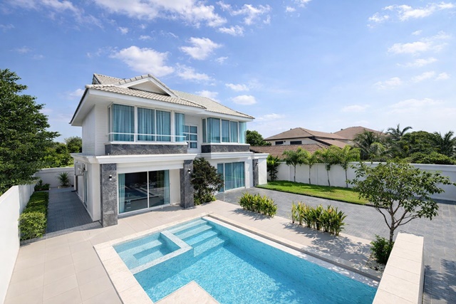 ถ.จอมเทียน AIRBNB ให้เช่าคฤหาสน์ Pool Villa บ้านเดี่ยว 5 นอน 5 น้ำ ใกล้ถนนชัยพฤกษ์ และตลาดชุมชน 800 ม. 102 ตร.ว. 300 ตร.ม. 99,999 B-M.พื้นที่ใช้สอยกว้างขวาง พร้อมสระว่ายน้ำส่วนตัว เฟอร์ฯครบ บรรยากาศเงียบสงบ เหมาะอยู่อาศัย หรือทำธุรกิจ ในโซนพัทยาทำเลศักยภาพ ใกล้แหล่งชุมชน หาดจอมเทียน 2.5 กม.และสิ่งอำนวยความสะดวกครบครัน ทำเลดี เดินทางสะดวก เชื่อมต่อถนนหลักหลายสาย Jomtien Rd AIRBNB Pool Villa For rent 5bed 5bath Chaiyapruek Rd  l