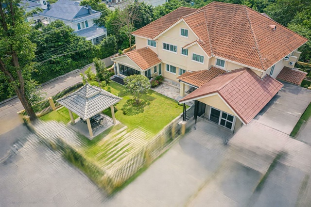 ใกล้รร.นานาชาติปัญญาเด่น 1 กม.คฤหาสน์ 6นอน 4 น้ำ น้ำแพร่ สันป่าตอง  ใกล้วัดศาลา 650 ม. และหางดงกอล์ฟคลับ  105 ตร.ว. 310 ตร.ม. บ้านแปลงมุม 44,999 B-M. เป็นส่วนตัว ในโครงการหรู บรรยากาศเงียบสงบ ไม่เคยน้ำท่วม เหมาะสำหรับอยู่อาศัย ทำเลดีหางดง น้ำแพร่ และแหล่งชุมชน เดินทางสะดวก เชื่อมต่อถนนหลักได้ง่ายnear Panyaden International School 1 km For rent 6bed NamPhrae SanPaTong  4bath detached house near WatSala 650m. HangDong Golf Club large home 105sq.wa. 310sq.m. corner plot 44,999B-M private in luxury project quiet atmosphere