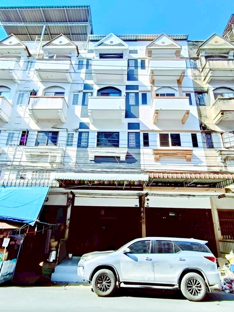 MRT หลักสอง 2 กม. ตลาดสำเพ็ง 2 1.4 กม. อาคารพาณิชย์ 4.5 ชั้น ให้เช่า ฟังก์ชัน 3นอน 3น้ำ  17ตร.ว. 280ตร.ม. 12,999B-M. ทำเลโดดเด่น ติดถนนเมน ใกล้ถนนกาญจนาภิเษก ตลาดสำเพ็ง 2 1.4 กม.เหมาะทำธุรกิจ ค้าขาย หรือโฮมออฟฟิศ  เข้า-ออกสะดวก หน้าปากซอยมีป้ายรถเมล์ รถไฟฟ้า แยกบางโคลัด MRT LakSong 2km. Sampeng Market2 1.4km. 4.5story commercial building for rent features 3bed 3bath 17sq.wa. 280sq.m. 12,999B-M.  prime main road location near Kanchanaphisek Road and Sampeng 2 Market 1.4 km. suitable for business retail or home office easy access bus stop and MRT at soi entrance near Bang Khola intersectionถ.ก�