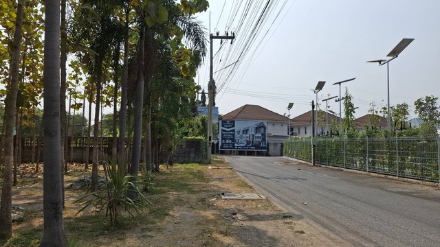 ขายที่ดิน 132 ตรว. ถมแล้ว อยู่ในซอยห้วยกะปิ 12 , 13 และ 16  ปากซอยเป็นที่ตั้งของ ห้างไทวัสดุ แปลงที่ดินอยู่ใกล้หมู่บ้าน Life In The Garden และอยู่ติดกับหมู่บ้าน บัลโคนี่ ( Balcony ) น้ำไม่ท่วม ที่ดินมีรูปร่างสี่เหลี่ยมผืนผ้าสวย มีด้านกว้างติดถนนซอยสาธารณะ 15 เมตรด้านยาว 16 เมตร ถนนซอยสาธารณะนี้ แยกเข้ามาจากซอยห้วยกะปิ 13 ระยะที่แยกจากปากซอย เข้ามาถึงแปลงที่ดินประมาณ 80 เมตรถนนซอยกว้า