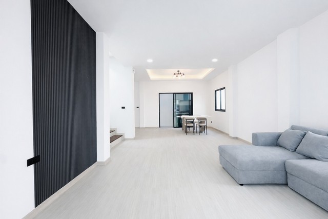 PP488 ขายบ้านเดี่ยว 2 ชั้น บ้านพร้อมพัฒน์ 1 ถนนปัญญาอินทรา ซอยทหัยราษฎร์ 39 Baan Phromphat 1 Ramintra ใกล้โรงเรียนสาธิตพัฒนาราคาขาย 3,790,000 บาท ฟรีโอนติดต่อ คุณช่อผกา โทร 0616198565 LINE 0616198565สำรอง LINE 0812523279 ส่งลิ้งก์ไว้ได้เลย-เนื้อที่ดิน 35 ตร.ว-3 ห้องนอน (1 Master bedroom และ 2 ห้องนอน)-2 ห้องน้ำ (ชั้น 1 และ 2)-1 ห้องโถง-1 ครัวไทย ต่อเติมเพิ่มเต็มพื้นที่-1 ที่จอดรถ-1 สวนย่อมข้างบ้าน-มีรปภ. รักษาความปลอดภัย 24 ชม.-เดินทางเข้าอ�