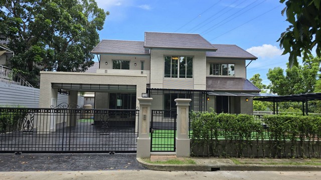 ขายบ้านเดี่ยว 2 ชั้น เพอร์เฟค มาสเตอร์พีซ พระราม 9 บ้านเดี่ยวระดับ Luxury ทำเลดี ใกล้ MRT สายสีเหลือง ที่ตั้ง : 114 คลองสองต้นนุ่น, แขวงคลองสองต้นนุ่น เขตลาดกระบัง กรุงเทพมหานคร 10520พิกัด : https://maps.app.goo.gl/WNznY7gj3Pf6Tmps6ขนาดพื้นที่ : 125 ตร.ว. / พื้นที่ใช้สอย : 305 ตร.ม.รายละเอียด- บ้านเดี่ยวระดับลักชัวรีพร้อมนวัตกรรมเพื่อการอยู่อาศัยแห่งอนาคต- บนทำเลติดถนนกรุงเทพกรีฑาตัดใหม่ เพียง 15 นาที สู่แย�