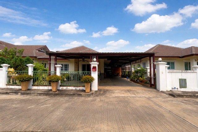 ใครมองหาบ้านเดี่ยว บรรยากาศเงียบสงบ ไม่ไกลจากตัวเมือง วิ่งตรงอย่างเดียวจากสนามบินแยกสันกลางใกล้เสร็จแล้ว ทางสะดวกมากๆ เลยค่ะ บ้านชั้นเดียวพร้อมเฟอร์นิเจอร์ ในโครงการสมหวัง สันกำแพง  โครงการติดถนนหลวง 1317 มียามรักษาการ 24 ชั่วโมง ใกล้ปั้มน้ำมัน ใกล้ตลาด เทสโก้ เซเว่น บ้านหันหน้าไปทางทิศตะวันออก ไม่ร้อนมีสวนหย่อมหน้าบ้านร่มรื่น เพื่อนบ้านน่ารัก บ้านอา