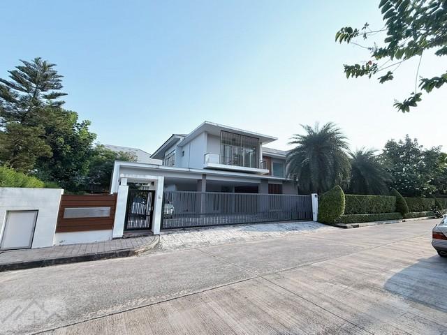 ขายบ้านเดี่ยว 2 ชั้น โครงการ Perfect Masterpiece 3 สุขุมวิท 77 (Private Zone) ใกล้สนามบินสุวรรณภูมิราคาขาย 45,000,000 บาทที่ตั้ง ถนนสุขุมวิท 77 ซอยลาดกระบัง 20/3 ตำบลราชาเทวะ อำเภอบางพลี จังหวัดสมุทรปราการติดต่อ : คุณภัสพงณ์ 0634098164Line : deedee23https://www.facebook.com/profile.php?id=61581484955548เนื้อที่ 214.4 ตารางวา พื้นที่ใช้สอย 536 ตารางเมตร จำนวน 2 ชั้น 5 ห้องนอน 6 ห้องน้ำ จอดรถได้ 8 คันมี 1 ห้องทำงาน 1 ครัว / 1 ห้องซักรีด 1 ห้องแม่บ้าน / 1 ห้องน้ำแม�