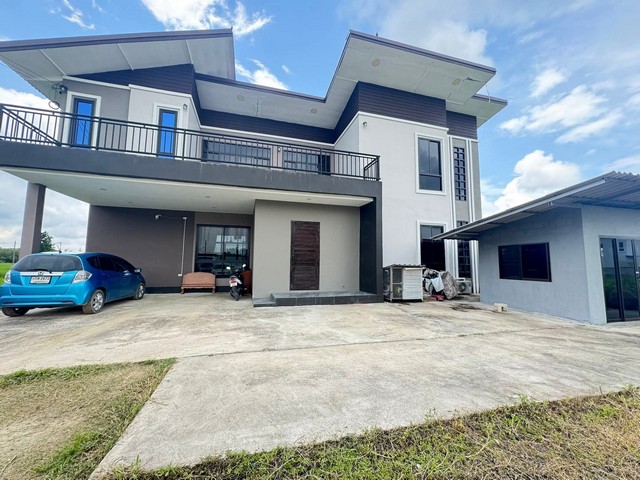 ขายบ้านเดี่ยว 2 ชั้นสร้างใหม่ พื้นที่ดิน 1 ไร่ ตำบลบ้านธิ  ลำพูน บรรยากาศดี  ใกล้ที่ว่าการอำเภอบ้านธิสนใจติดต่อสอบถามคุณเก่ง : 0859095969Line : panya-lawyerคุณนาว 0843931599Line id : nanowrin..............................................................บ้านเดี่ยว 2 ชั้น  ที่ดิน 1 ไร่  พื้นที่ใช้สอยตัวบ้าน 200 ตารางเมตรจำนวน 4 ห้องนอน  3 ห้องน้ำ บ้านเพิ่งสร้างอายุประมาณ 2ปี ราคา 3,80,000 บาทสถานที่ใกล้เคียง สถานีตำรวจภูธรบ้านธิ และ ที่ว่าการอำเภอบ