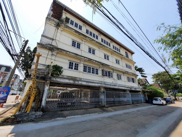 ขายที่ดินพร้อมบ้านเดี่ยวหลังมุม 128 ตรว. ม.เกศินีวิลล์ ประชาอุทิศ 21 ห้วยขวาง ใกล้แยกเหม่งจ๋าย ตรงข้ามนานาชาติ KIS *** ราคาขาย 38 ล้านบาท (ค่าโอนตามตกลง) สอบถาม/นัดชม ติดต่อ : ชยา โทร/ID Line:: 0942823961   Link Line:: https://line.me/ti/p/3xFA1An8Kcรหัส# FF648 บ้านเดี่ยวหลังมุม ม.เกศินีวิลล์ ประชาอุทิศ 21 ตรงข้าม นานาชาติ KIS• เนื้อที่ 128 ตร.วา • พื้นที่ใช้สอย ประมาณ 990 ตร.ม. • บ้าน 2 ชั้น และอาคาร 4 ชั้นภายในเชื่อมต่อกัน • 5 ห้อ�