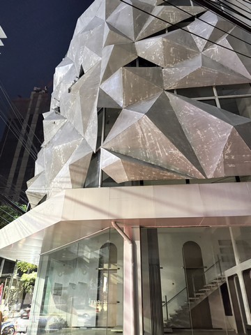 ให้เช่าอาคาร 4 ชั้น 2 คูหา ย่านทองหล่อ 500 ตรม. ริมถนนทองหล่อ 23 ทำเลทอง เหมาะทำโชว์รูม คลินิค สำนักงาน *** ราคาเช่า 320,000 บาท/เดือนติดต่อ: ชยา โทร/ID Line:: 0942823961   Link Line:: https://line.me/ti/p/3xFA1An8Kcรหัส# PR432อาคาร 4 ชั้น 2 คูหา มุมสวย ริมถนนทองหล่อ 23 ทำเลทอง เหมาะทำโชว์รูม คลินิค สำนักงาน • พื้นที่โดยประมาณทั้งตึก 500 ตารงเมตร++ • มีชั้นลอย • ภายในพร้อมใช้งานเเกือบ 100 เปอร์เซ็นต์ • ไม่มีที่จอดรถ ( มีที่จอดรถให