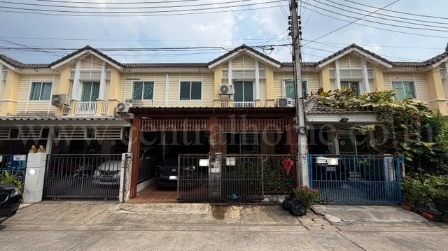 รหัสทรัพย์ : N0832ทาวน์โฮม หมู่บ้าน พฤกษาวิลล์ 40 ดอนเมือง - โลคัลโรด บ้านสวย ถูกที่สุดในโครงการที่ตั้ง :&nbsp;ถนนกำแพงเพชร 6 (โลคัลโรด) ตำบลหลักหก อำเภอเมืองปทุมธานี จังหวัดปทุมธานี&nbsp;12000รายละเอียดทรัพย์- ทาวน์โฮม&nbsp;2 ชั้น&nbsp;เนื้อที่ 17.7 ตารางวา พื้นที่ใช้สอย 100 ตารางเมตร- 3&nbsp;ห้องนอน, 2 ห้องน้ำ, 1 ห้องรับแขก, 1 ห้องครัว, 1 ที่จอดรถ- แอร์ 2 เครื่อง, ปั๊มน้ำ-&nbsp;พื้นชั้นล่างแกรนิตโต้ พื้น�