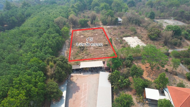 ขายที่ดินทำเลเด่น หน้าแกรนด์แคนยอน หางดง เชียงใหม่เหมาะสร้างบ้านหรู โฮมสเตย์ คาเฟ่ หรือซื้อเก็บลงทุนในทำเลอนาคต ที่ดินติดโซนหน้า Grand Canyon Water Park Chiang Maiหนึ่งในทำเลที่มีชื่อเสียงของอำเภอหางดง รายล้อมด้วยธรรมชาติ วิวสวย บรรยากาศดี และใกล้เมืองเชียงใหม่ เนื้อที่ 1 ไร่ 2 งาน 59 ตารางวา ราคาพิเศษเพียง 4 ล้านบาทเท่านั้น(เฉลี่ยราคาคุ้มค่ามากสำหรับโซนนี้) จุดเด่นของแปลงน